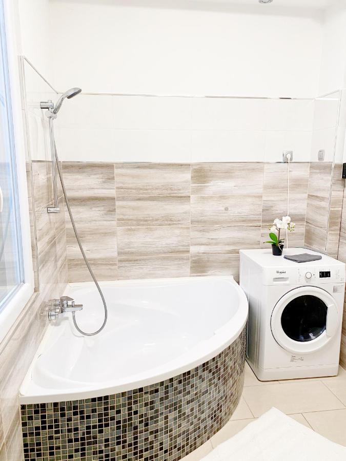 בודפשט Luxury Apartment In The Centre Ac Parking Garden מראה חיצוני תמונה